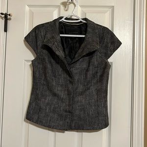 Banana Republic top, size 6, a staple for any wardrobe.